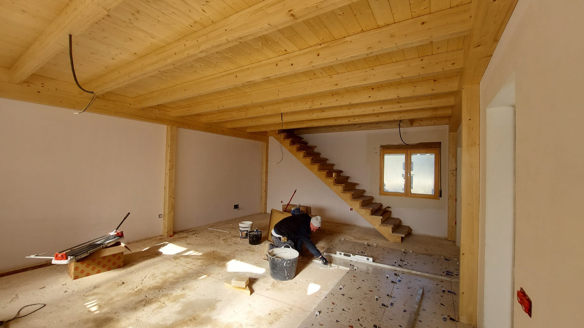 Entreplanta de madera con escalera